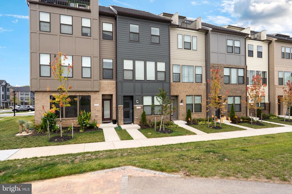 4943 Vista Green Ln, Lanham, MD 20706