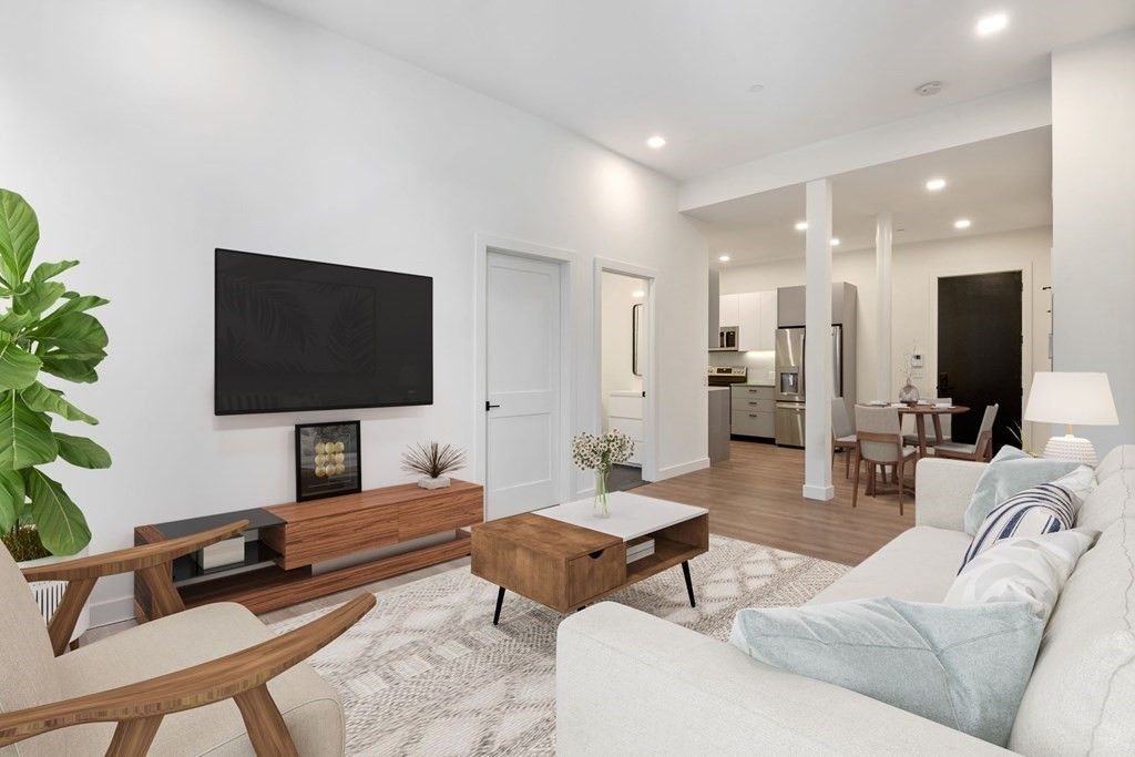 2 Derby Sq #202, Salem, MA 01970