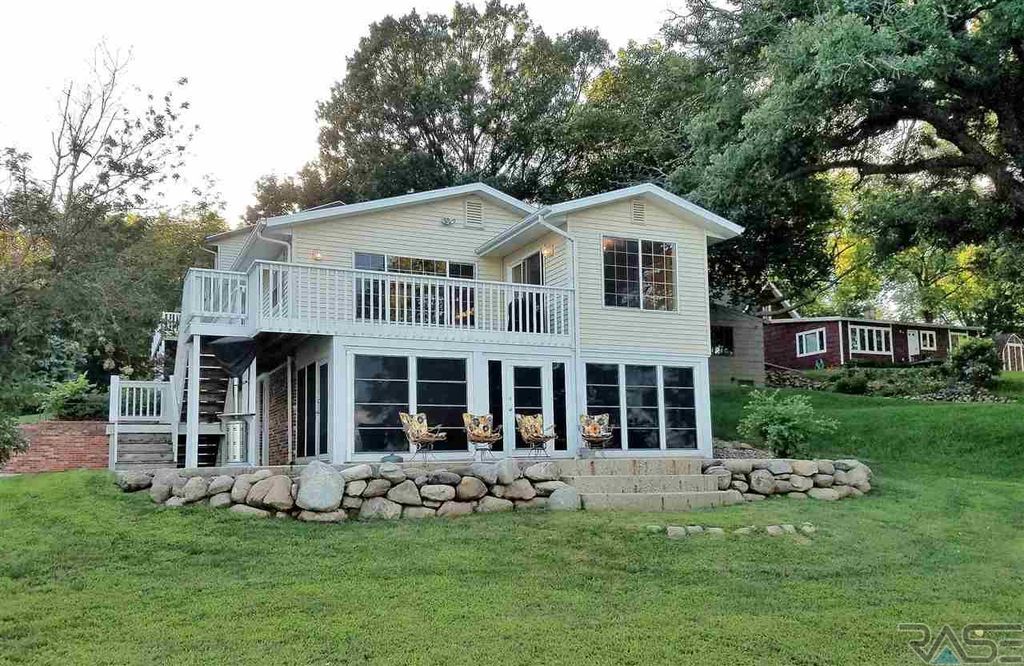 504 12th St, Spirit Lake, IA 51360