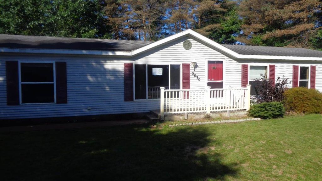 2030 Lakes North Dr, Interlochen, MI 49643