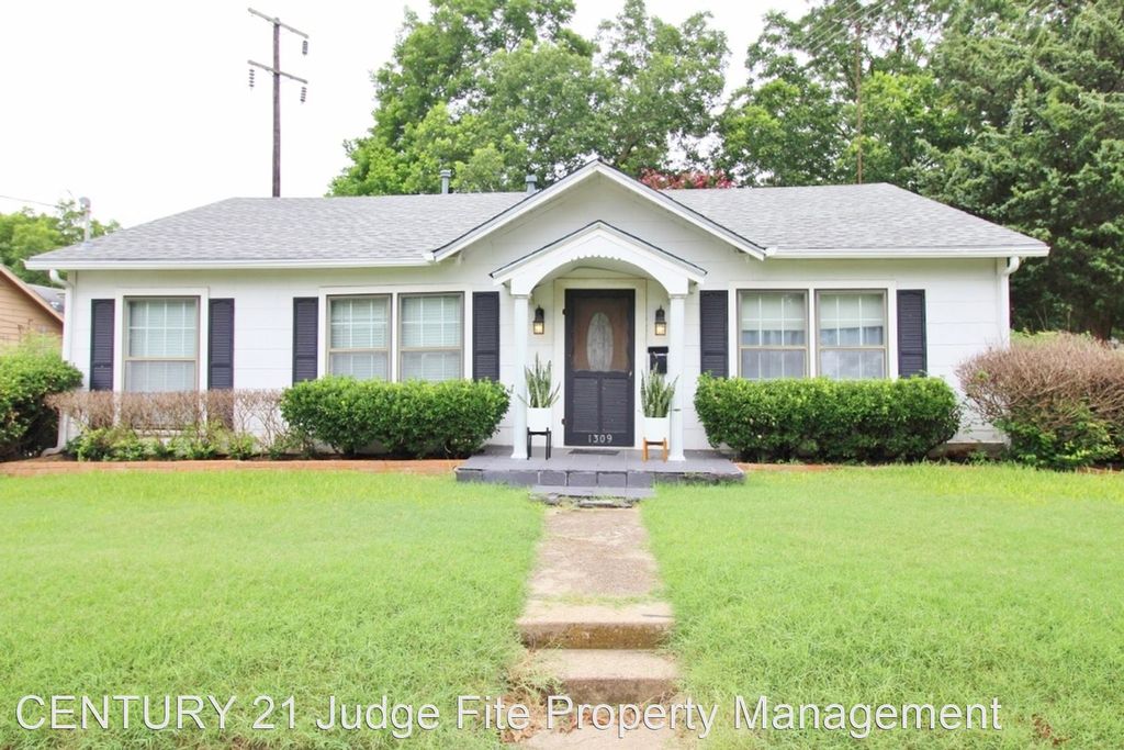 1309 N Preston St, Ennis, TX 75119 | Trulia