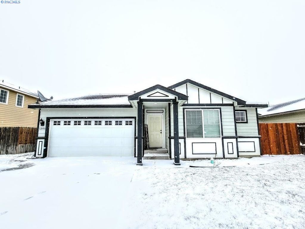 1305 Ela Loop, Grandview, WA 98930