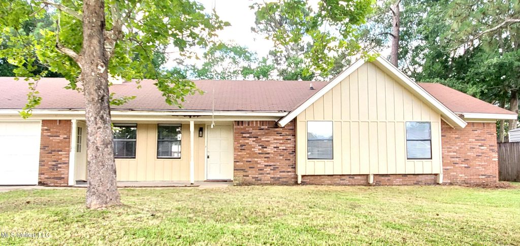 12321 Locke Pl, Ocean Springs, MS 39564
