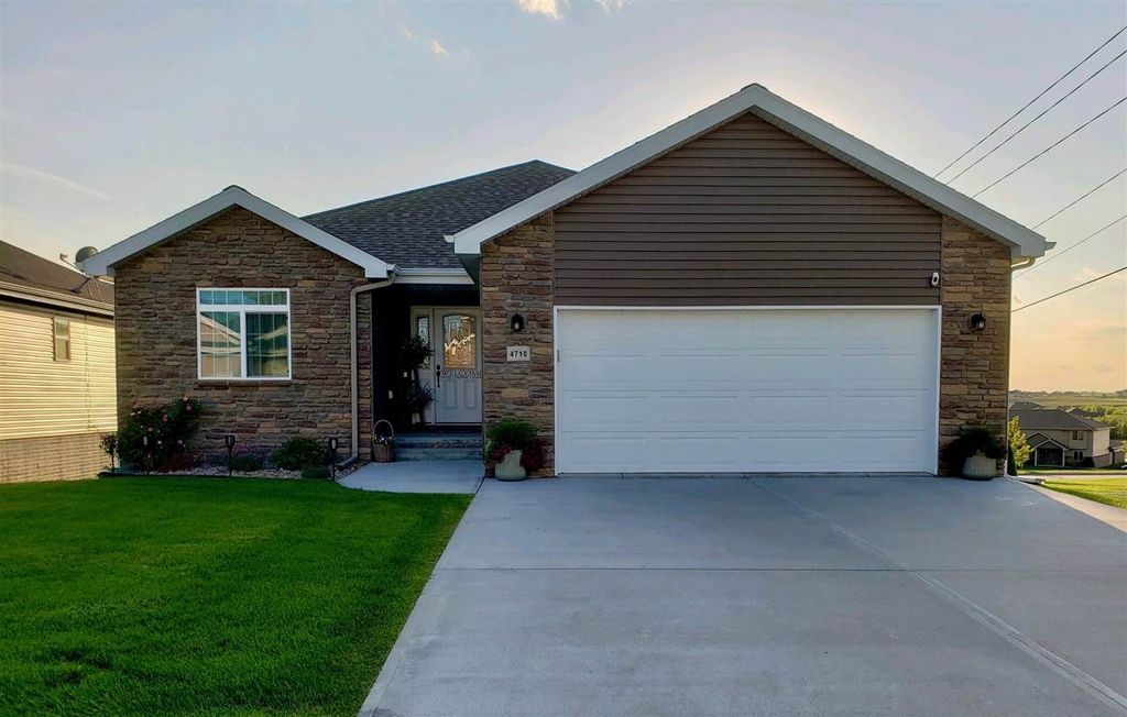 4710 10th Avenue Pl, Kearney, NE 68845