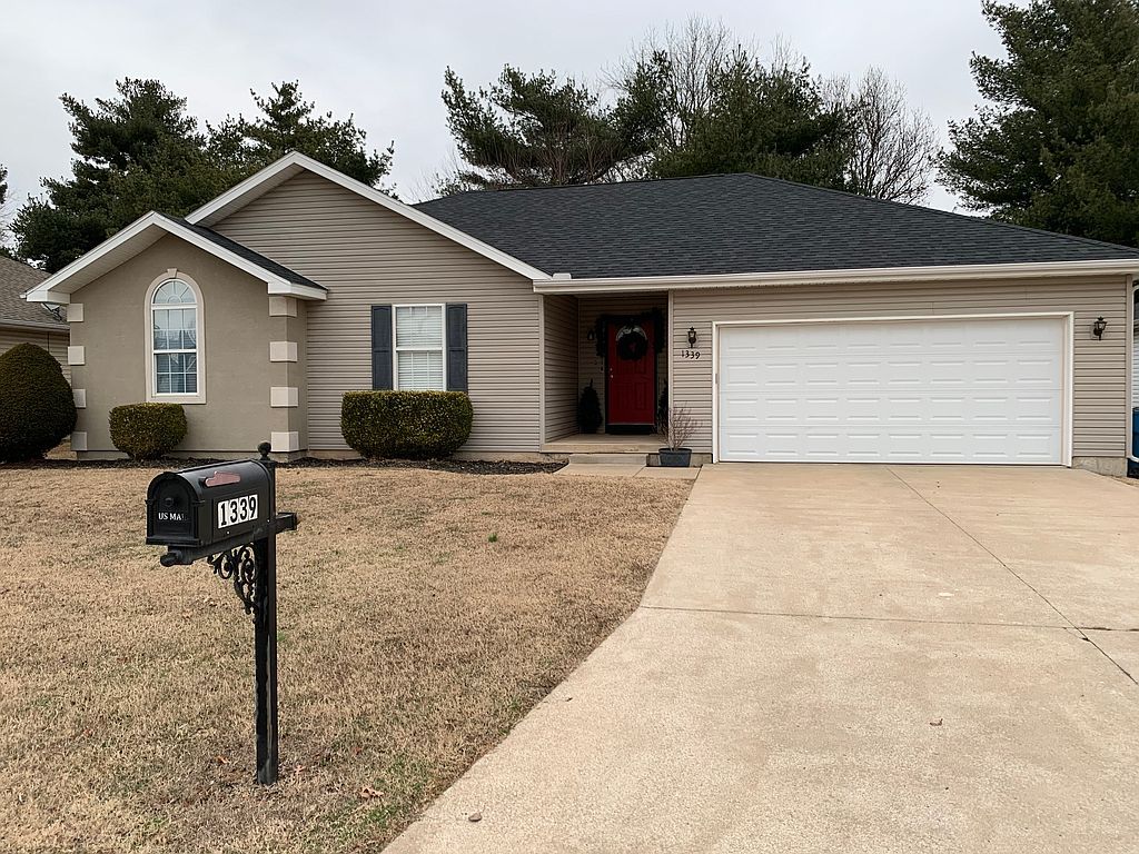 1339 Skyline Dr, Carthage, MO 64836