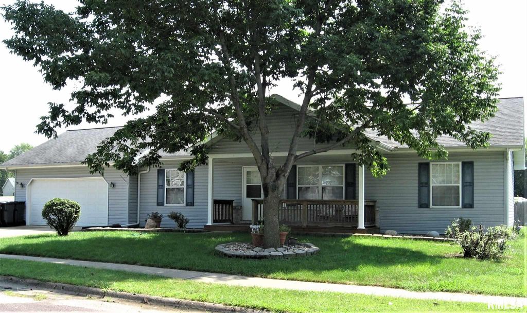 1708 Parish Ave, Pekin, IL 61554