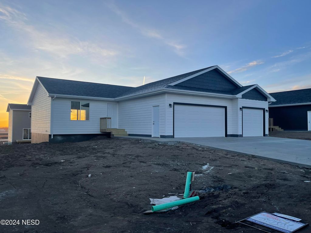 28 27th St NW, Watertown, SD 57201