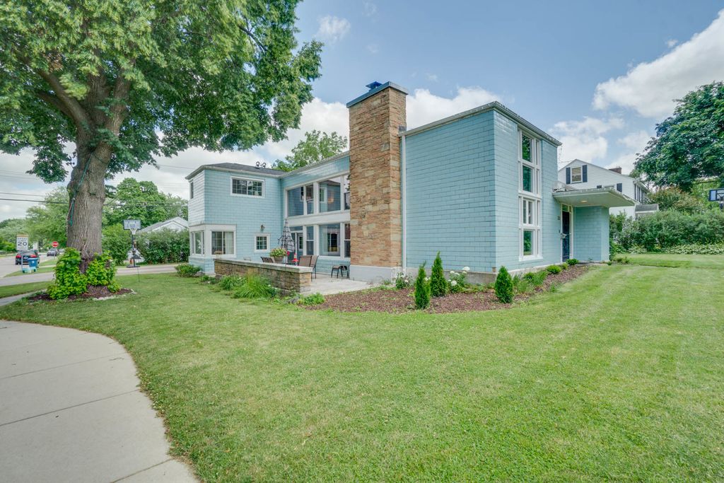 200 S Evanslawn Ave, Aurora, IL 60506