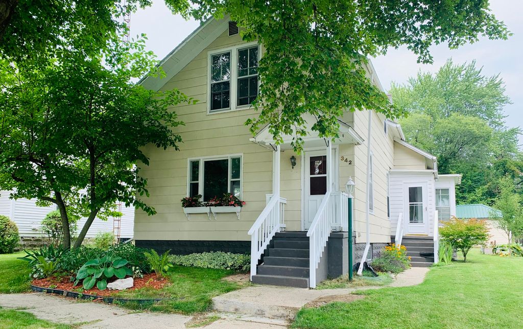 342 3rd St, Manistee, MI 49660