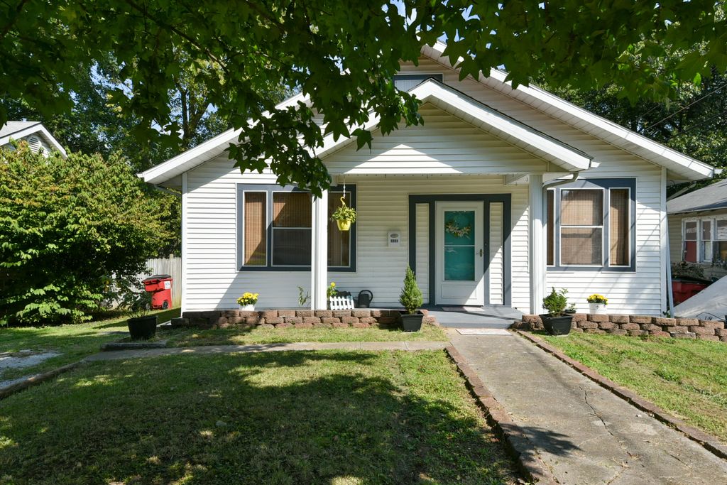 1221 W High St, Springfield, MO 65803