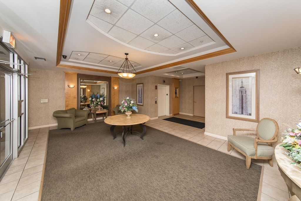 5555 N Cumberland Ave, Chicago, IL 60656