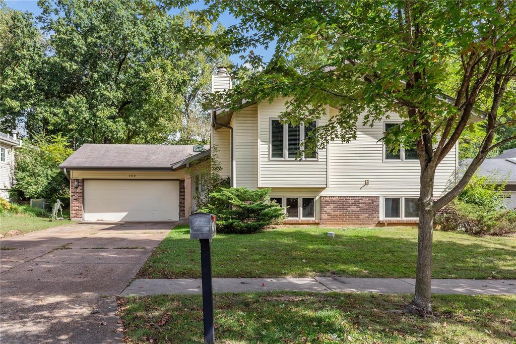 1112 Hollyberry Dr, Ballwin, MO 63021