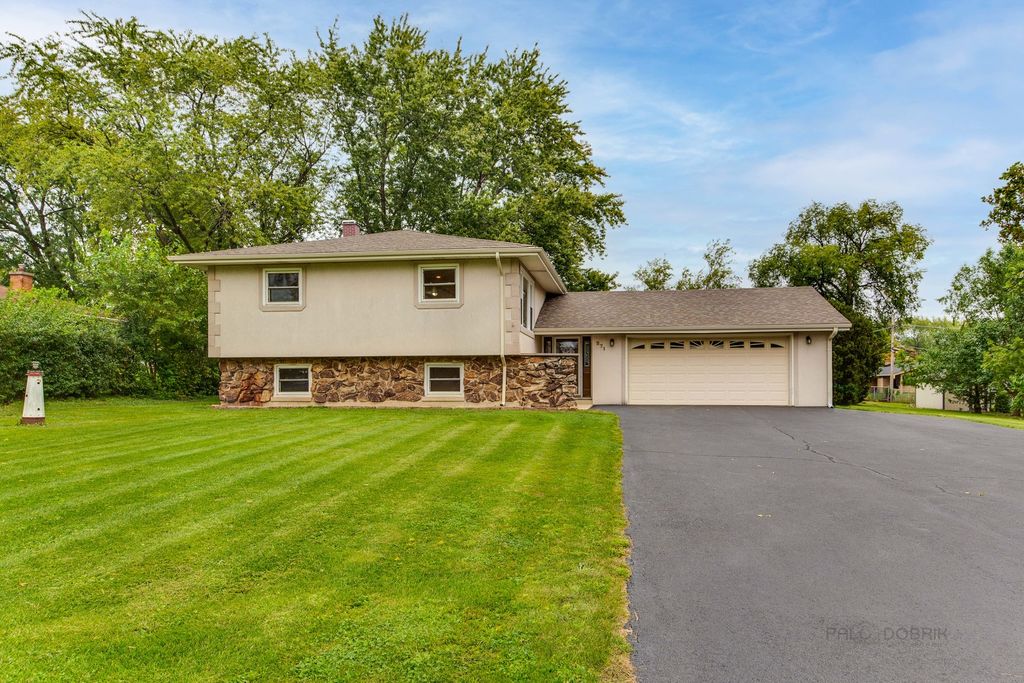 6N271 Harvey Rd, Medinah, IL 60157