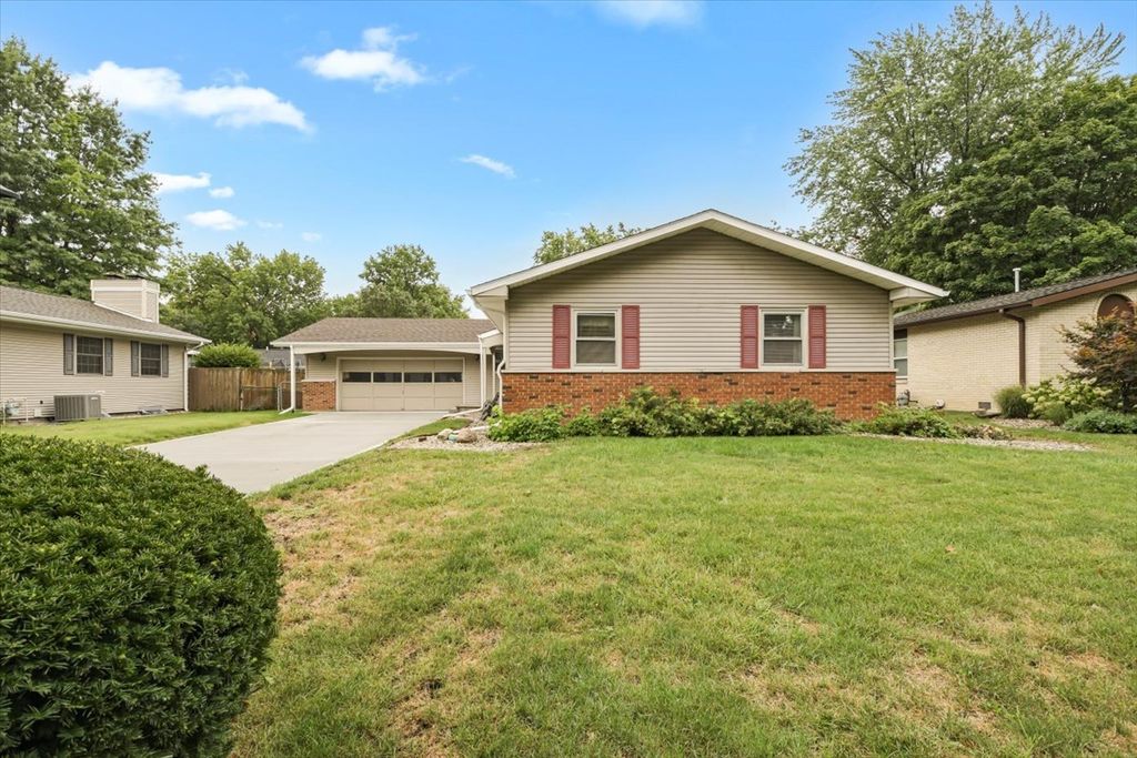 2205 Glenoak Dr, Champaign, IL 61821