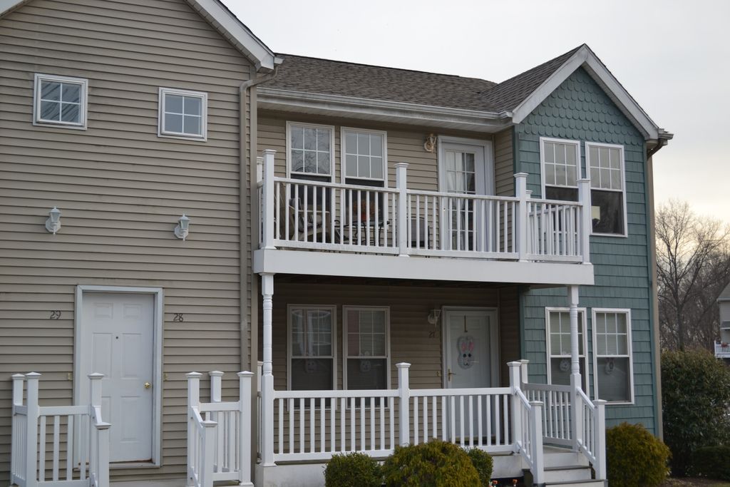 28 Miranda Ln, Stratford, CT 06615