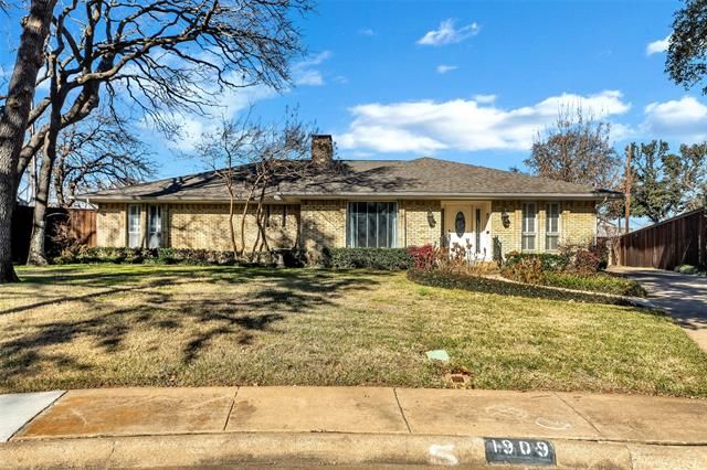 1909 Green Oaks Dr, Irving, TX 75061