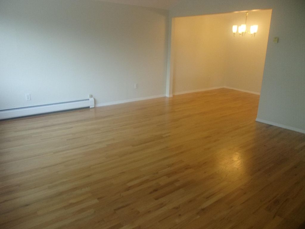 4804 201st St, Oakland Gardens, NY 11364