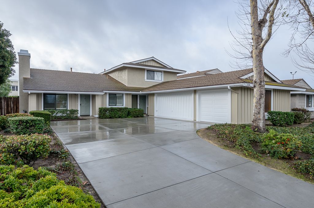 1126 E Foster Rd #B, Santa Maria, CA 93455
