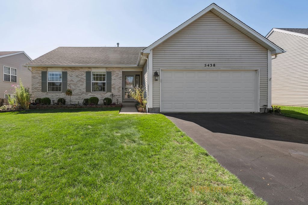 5438 Danbury Cir, Lake In The Hills, IL 60156