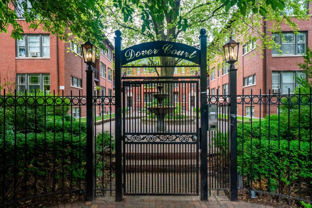 4601 N Dover St, Chicago, IL 60640