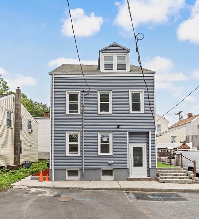 21 Beacon Pl, Chelsea, MA 02150