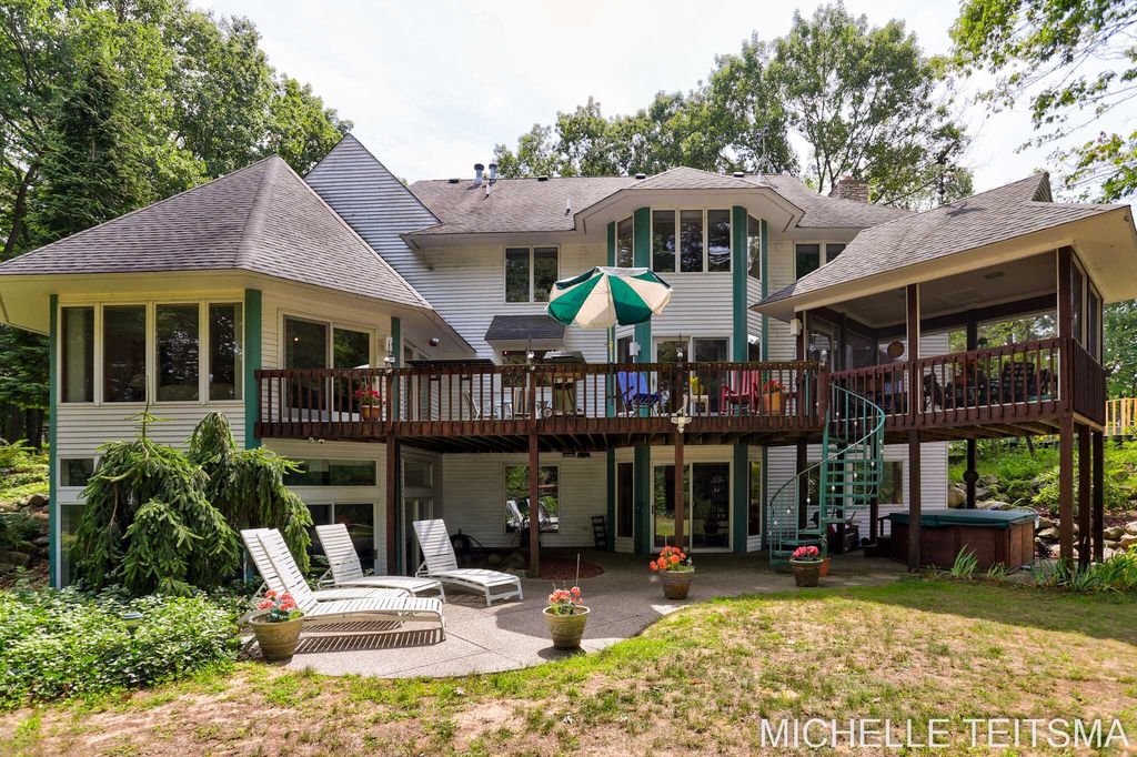 homes for sale in ferrysburg mi