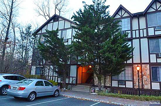 2004 Hawthorne Ln, Mahwah, NJ 07430