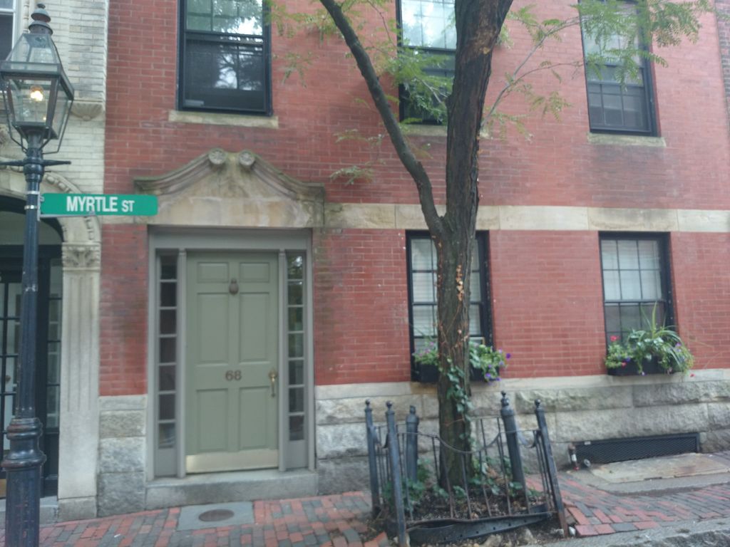 68 Myrtle St #8, Boston, MA 02114