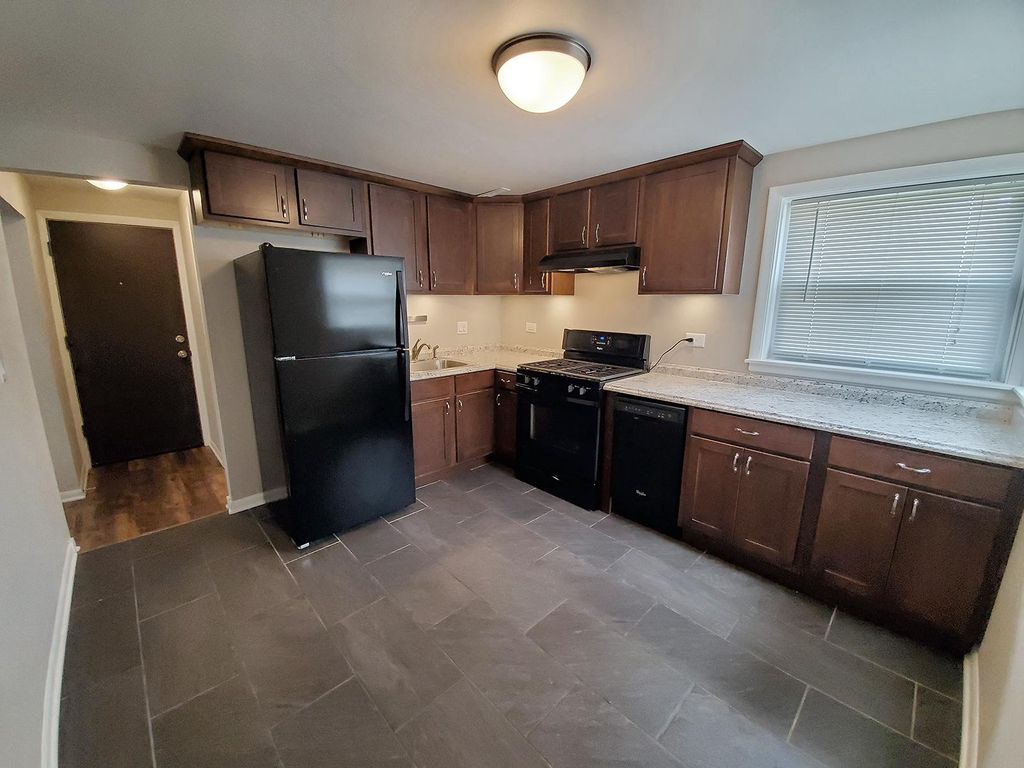 733 Dulles Rd #B, Des Plaines, IL 60016