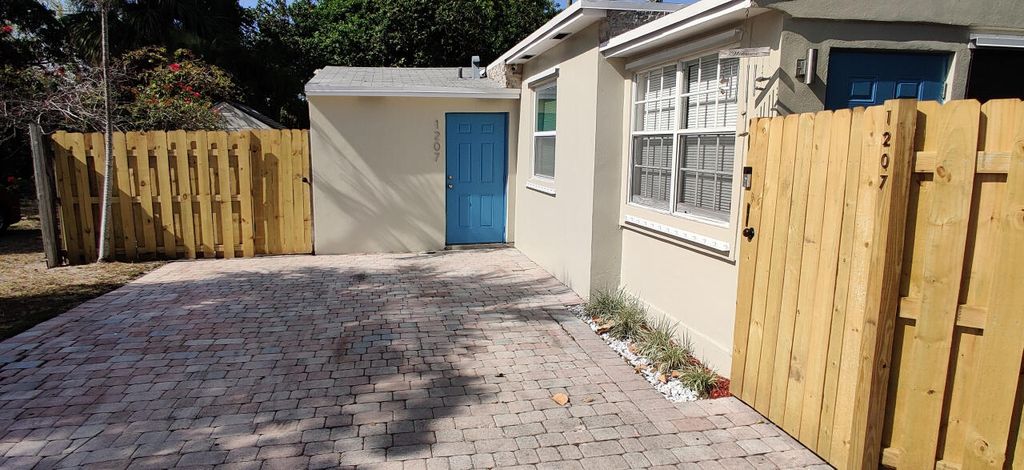 1207 NE 13th St, Fort Lauderdale, FL 33304