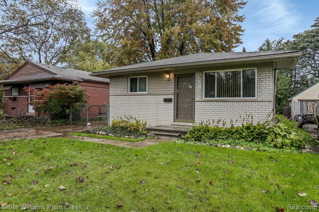 3915 Mayfair St, Dearborn Heights, MI 48125