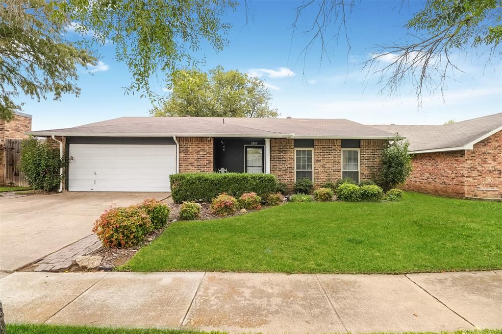 2307 Pennington Dr, Arlington, TX 76014