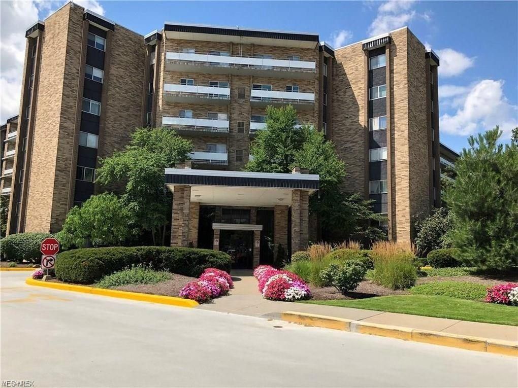 2202 Acacia Park Dr 2402, Lyndhurst, OH 44124 2 Bed, 2 Bath Condo