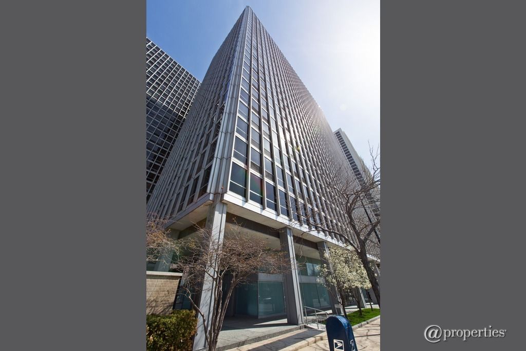 340 W Diversey Pkwy #2418, Chicago, IL 60657
