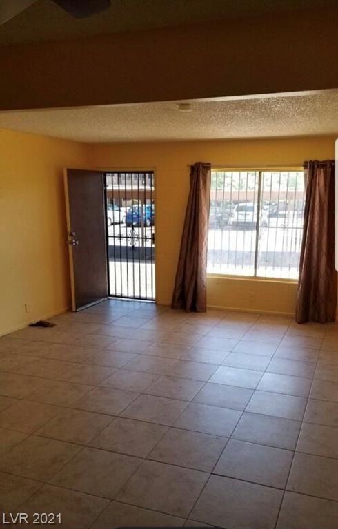 585 S Royal Crest Cir #16, Las Vegas, NV 89169
