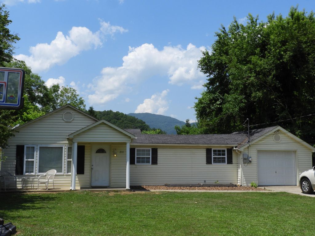 210 W Spring St, Oliver Springs, TN 3 Bed, 2 Bath SingleFamily Home 17 Photos Trulia