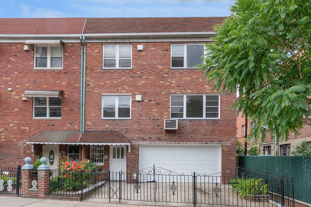 25-10 Hoyt Ave S, Astoria, NY 11102