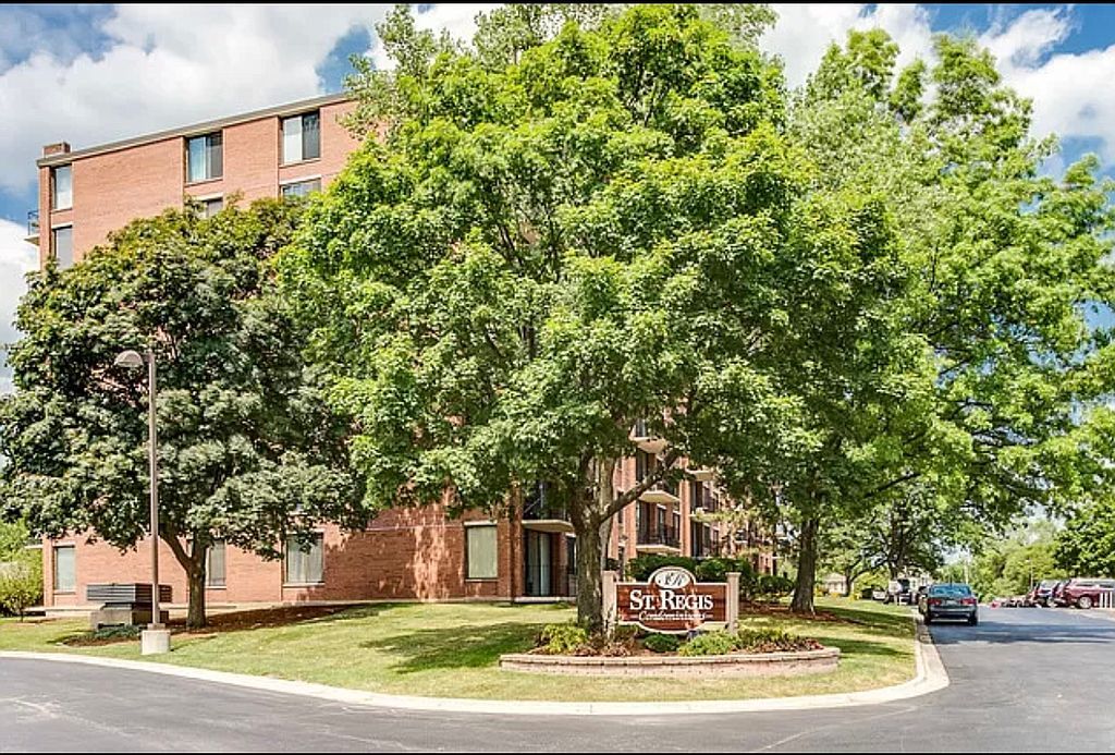 2000 Saint Regis Dr #7D, Lombard, IL 60148