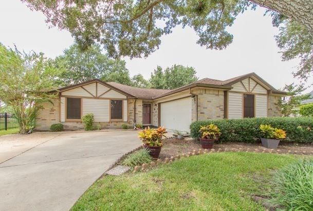 806 Thornwood Ct, Pearland, TX 77584