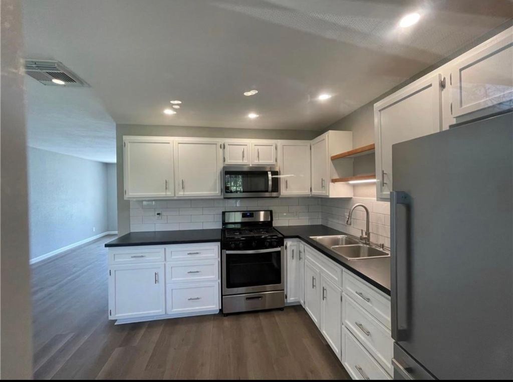 702 Debus Dr, Taylor, TX 76574