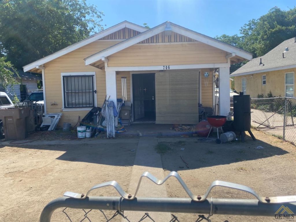 706 R St, Bakersfield, CA 93304