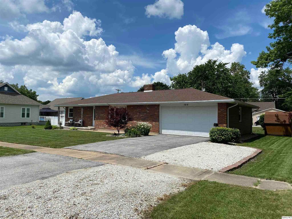 105 W Chestnut St, Mt Sterling, IL 62353