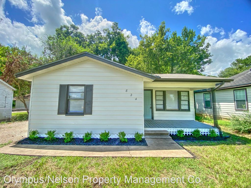 824 S Anderson St, Angleton, TX 77515