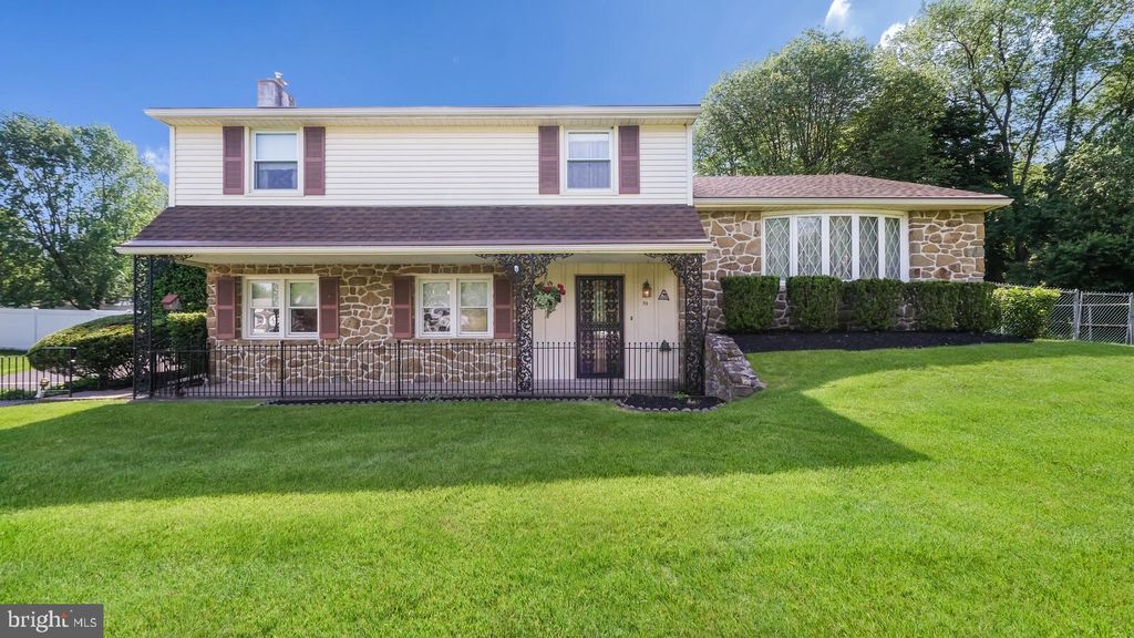 54 Crescent Dr, Holland, PA 18966