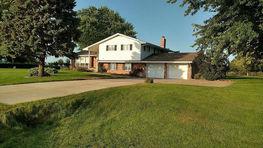 2404 1625th Rd, Blue Hill, NE 68930