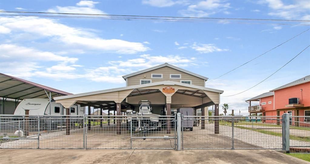 573 County Road 202, Bay City, TX 77414