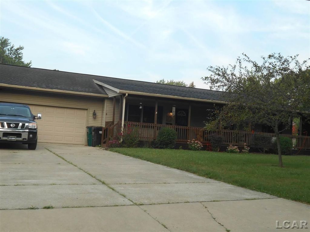 110 Cobb St, Hudson, MI 49247