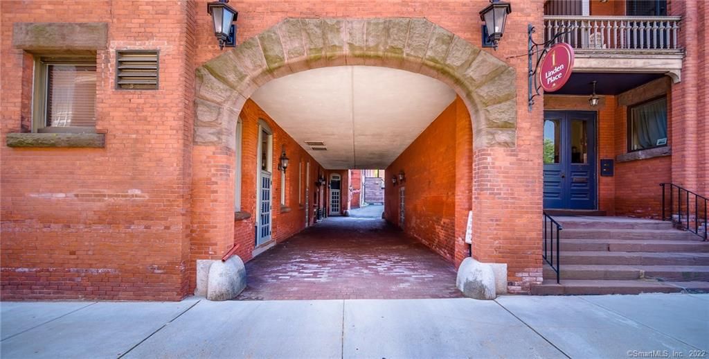 1 Linden Pl #407, Hartford, CT 06106