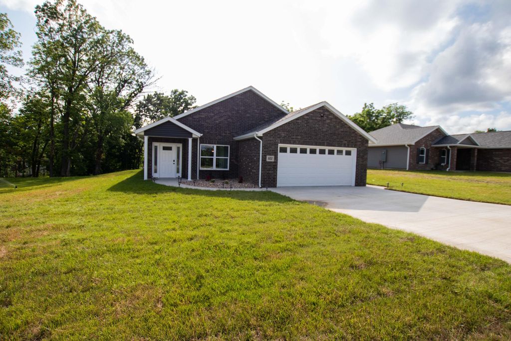 922 Cochise Dr, Holts Summit, MO 65043