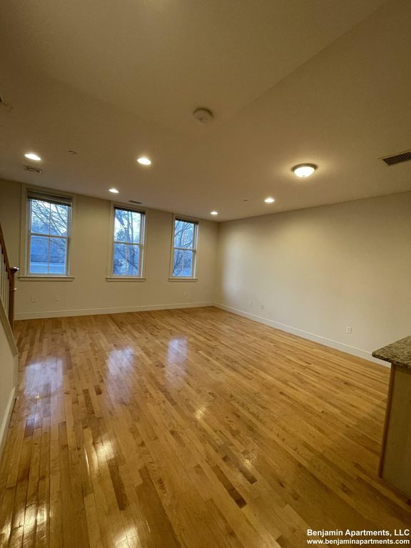 130 2nd St #1, Cambridge, MA 02141